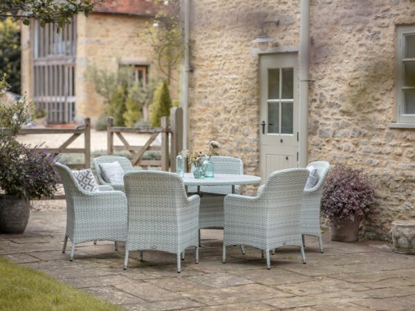 Tetbury Cloud Rattan 6 Seat Round Dining Set with Tree-Free Top, Parasol & Base - Image 4