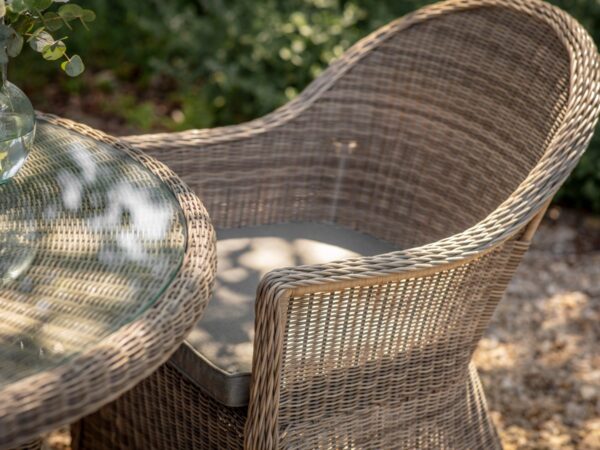 Sahara Rattan 4 Seat Round Dining Set with Parasol & Base - Image 4